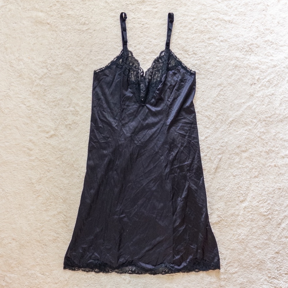 Elegant Black Lace Nightgown Pure Luxury - Picture 8 of 9